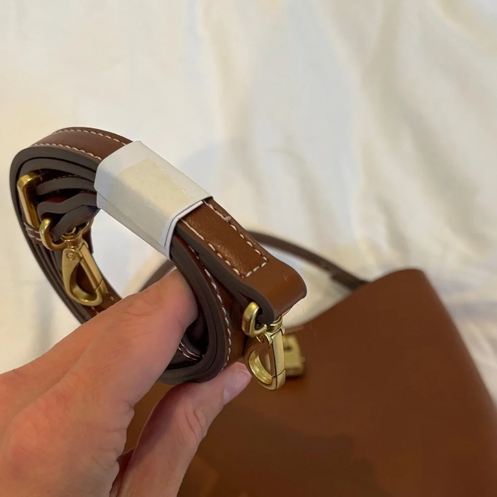 Elegant Brown Leather Handbag - Picture 2 of 6